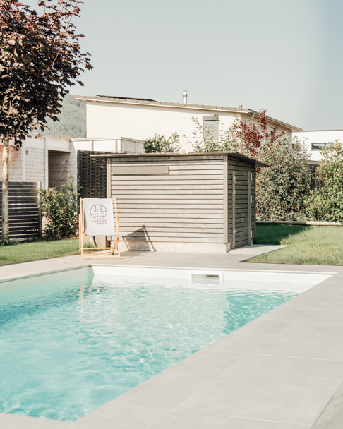 Reflet bleu_piscine bassecourt
